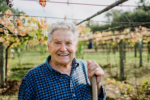 Notre jardinier qui travail dans notre potager
